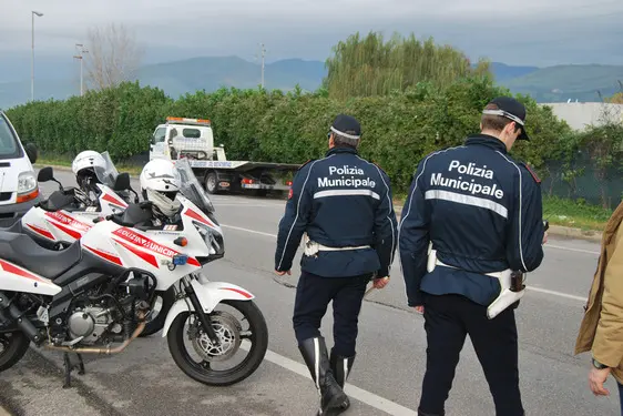 Coronavirus: non si ferma all'alt, runner rincorso dai vigili urbani