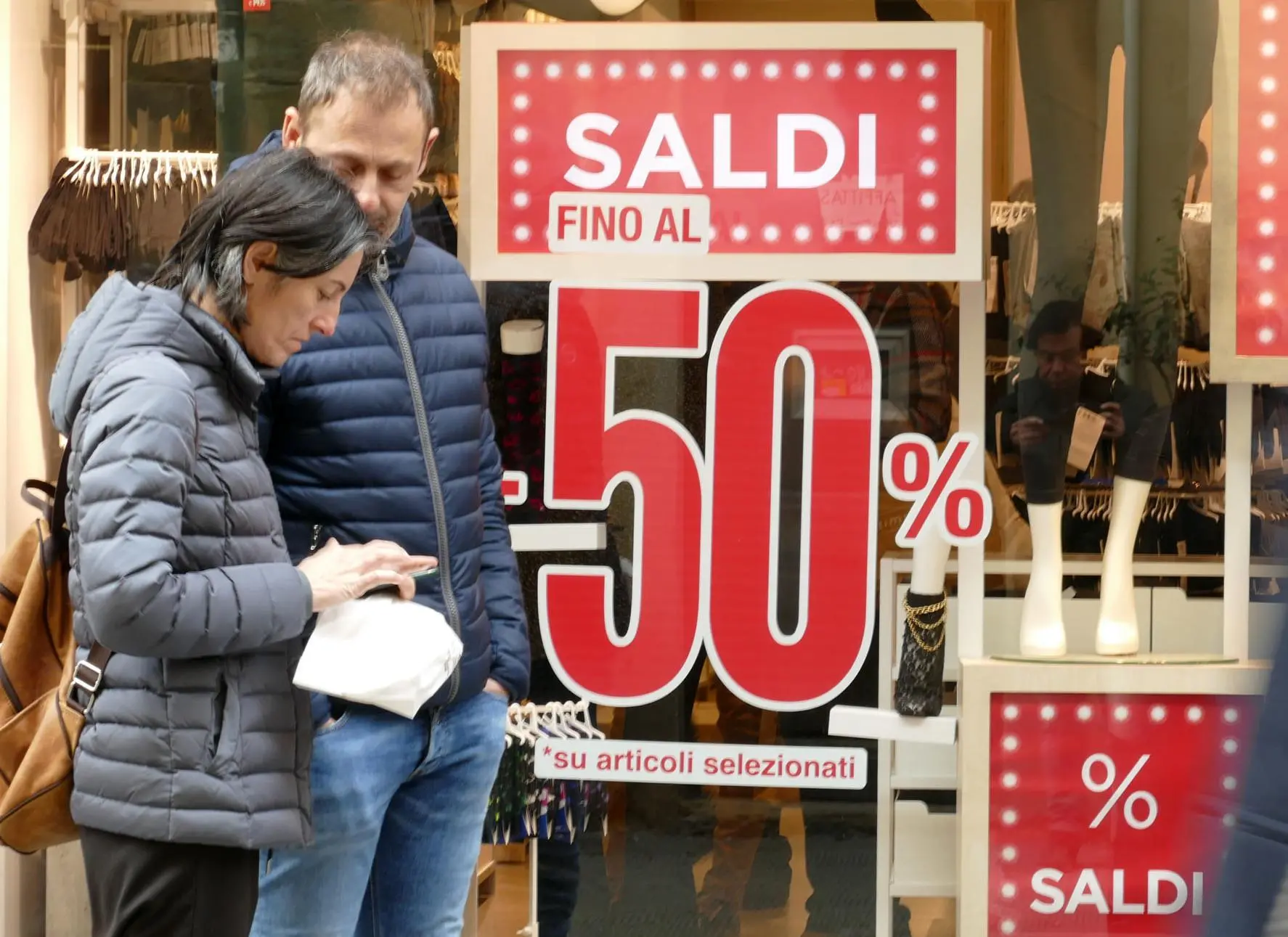 Saldi, il tam tam della campagna. Pioggia di inviti sui telefonini. Prima  del 5 gli sconti in maschera