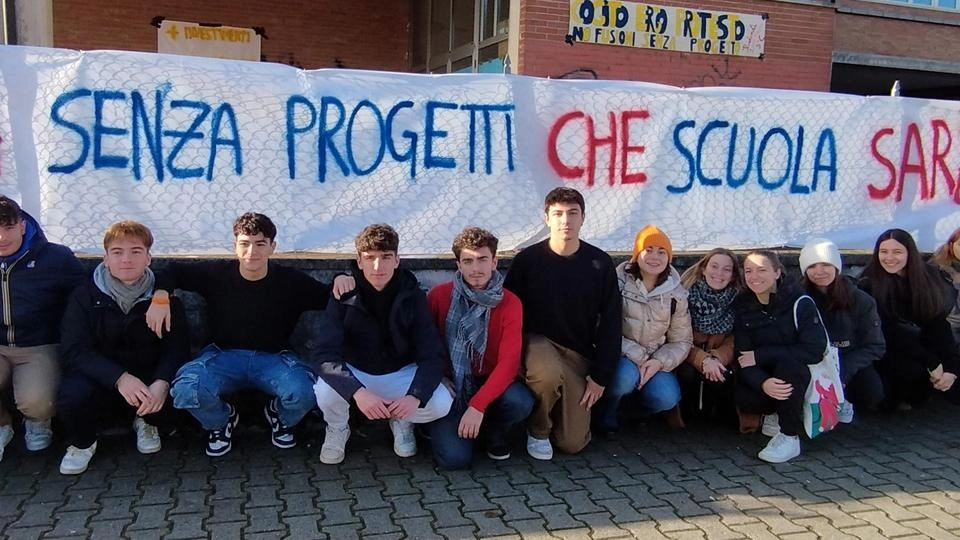 "No alla fusione con lo Zaccagna-Galilei". Gli studenti del Marconi scendono in strada