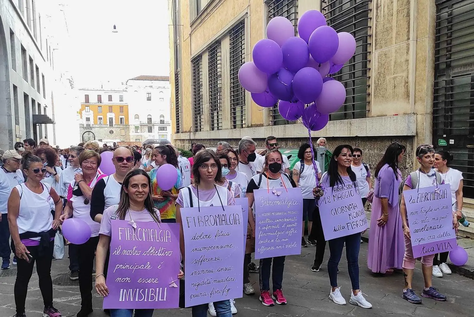 Il viola della fibromialgia Si colorano i monumenti dei Comuni della  Provincia