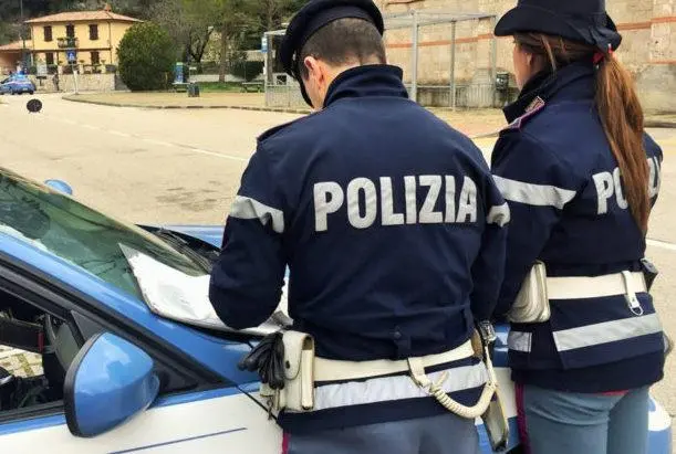 Quattro giovani amici in auto con scacciacani, pallottole e droga