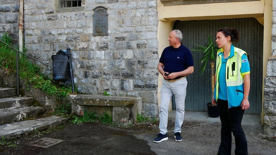 Fosciandora, il sindaco Lunardi sul luogo dell'incidente mortale (Foto Borghesi)