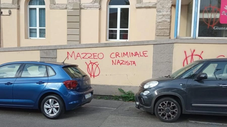 Le scritte no vax sul muro dell'ex pediatrico