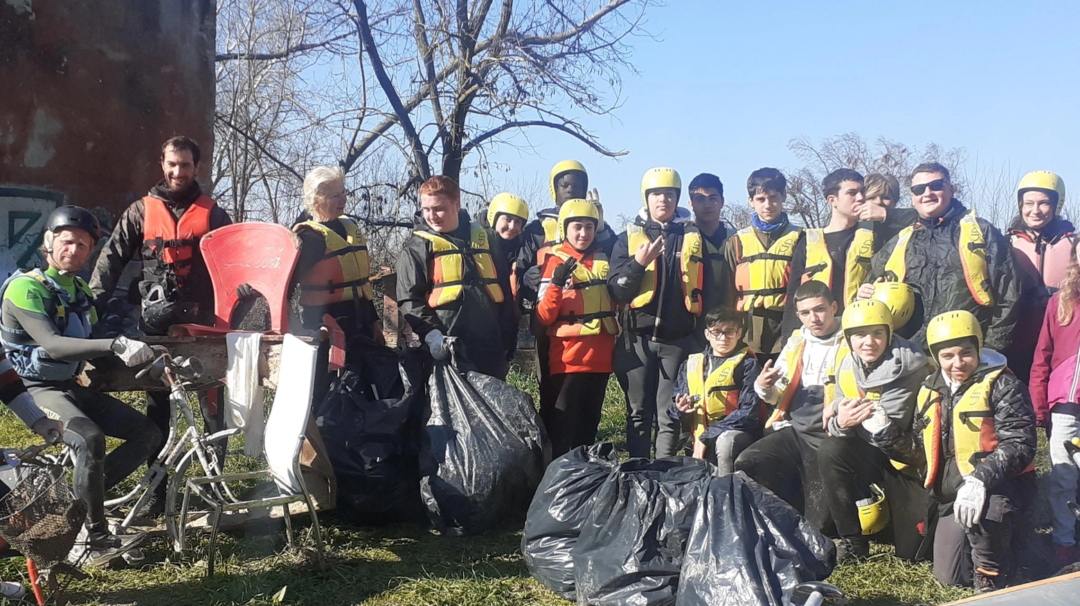 Gli studenti e Terramare  puliscono l’Ombrone  Tolti 150 chili di rifiuti