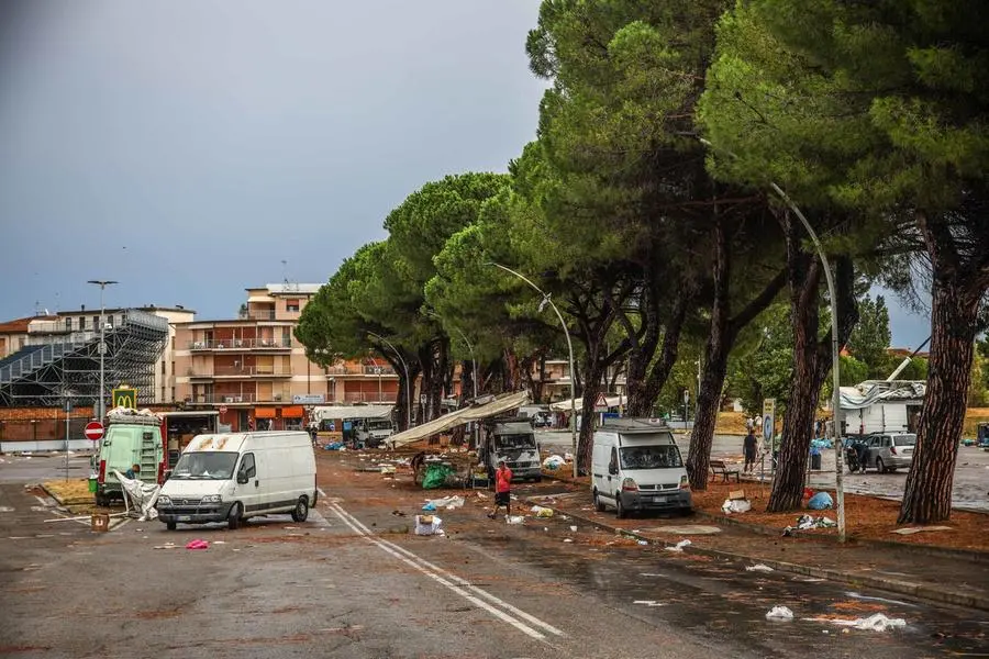 Mercato spazzato via: paura e danni. "Ho perso molto sangue, è stato terribile"