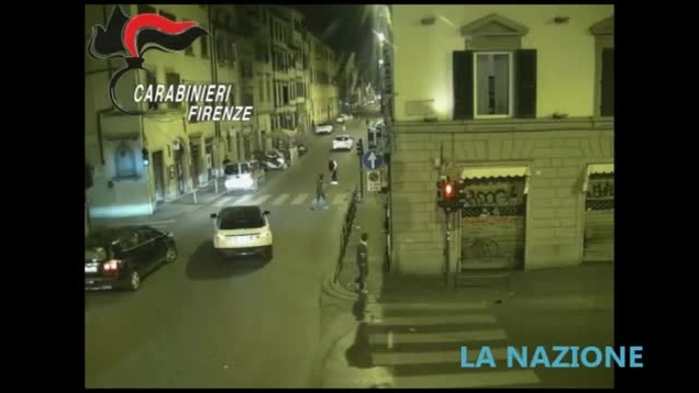 Un momento della rissa ripreso dalle telecamere