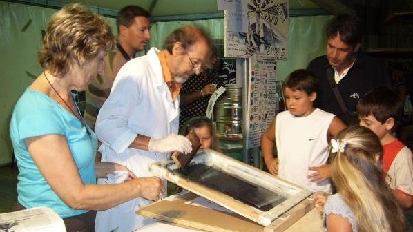 Il maestro Nino Veronica al lavoro insieme a grandi e piccini