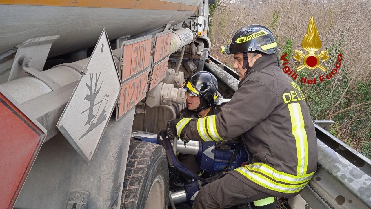 Camion incastrato, l'intervento dei vigili del fuoco