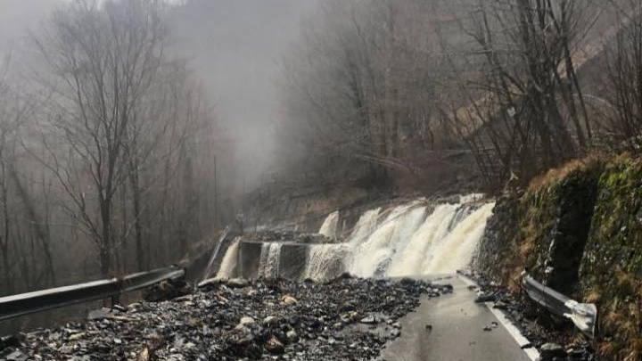 La strada invasa da acqua e detriti