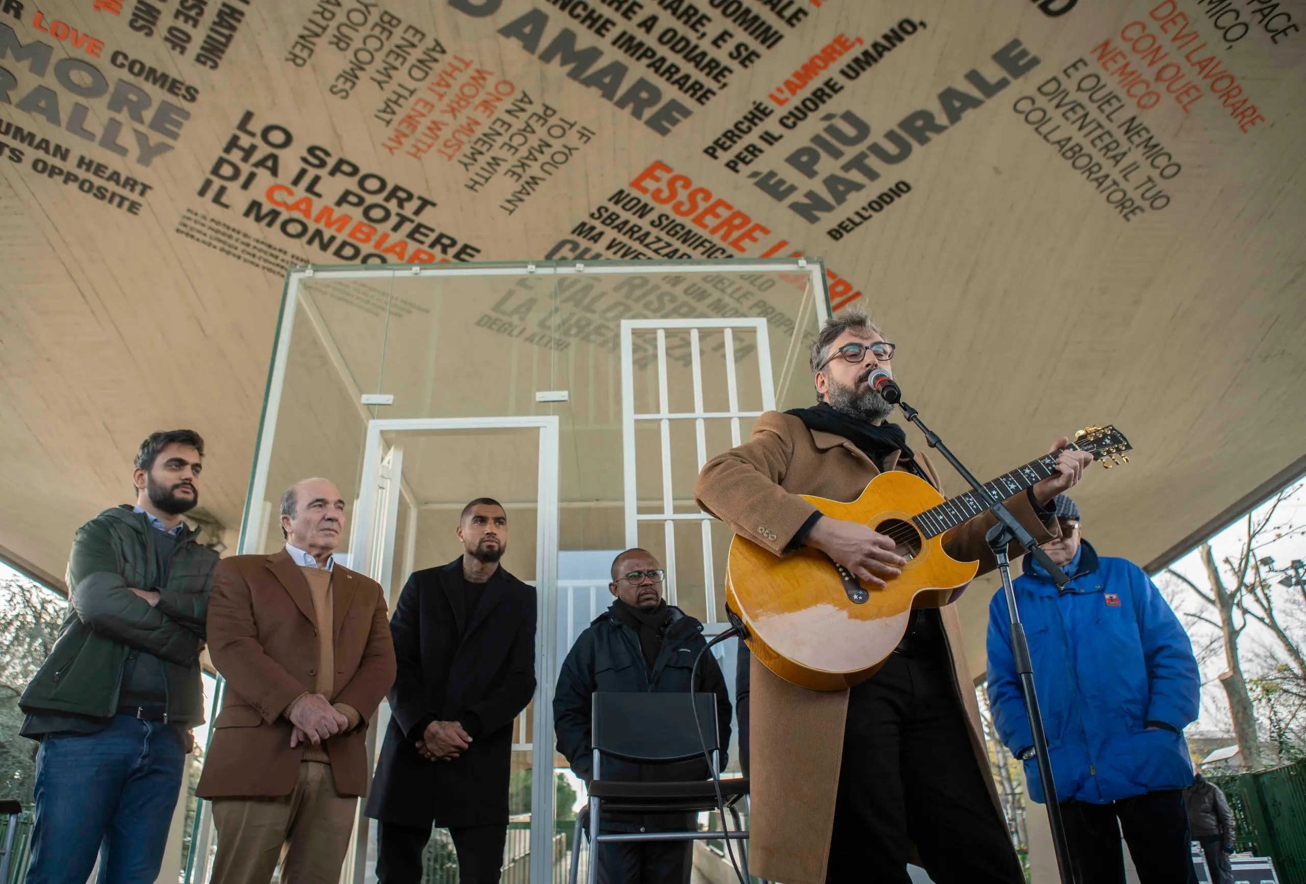 Il ricordo di Mandela, sei anni dopo. Con il mini-live di Brunori Sas