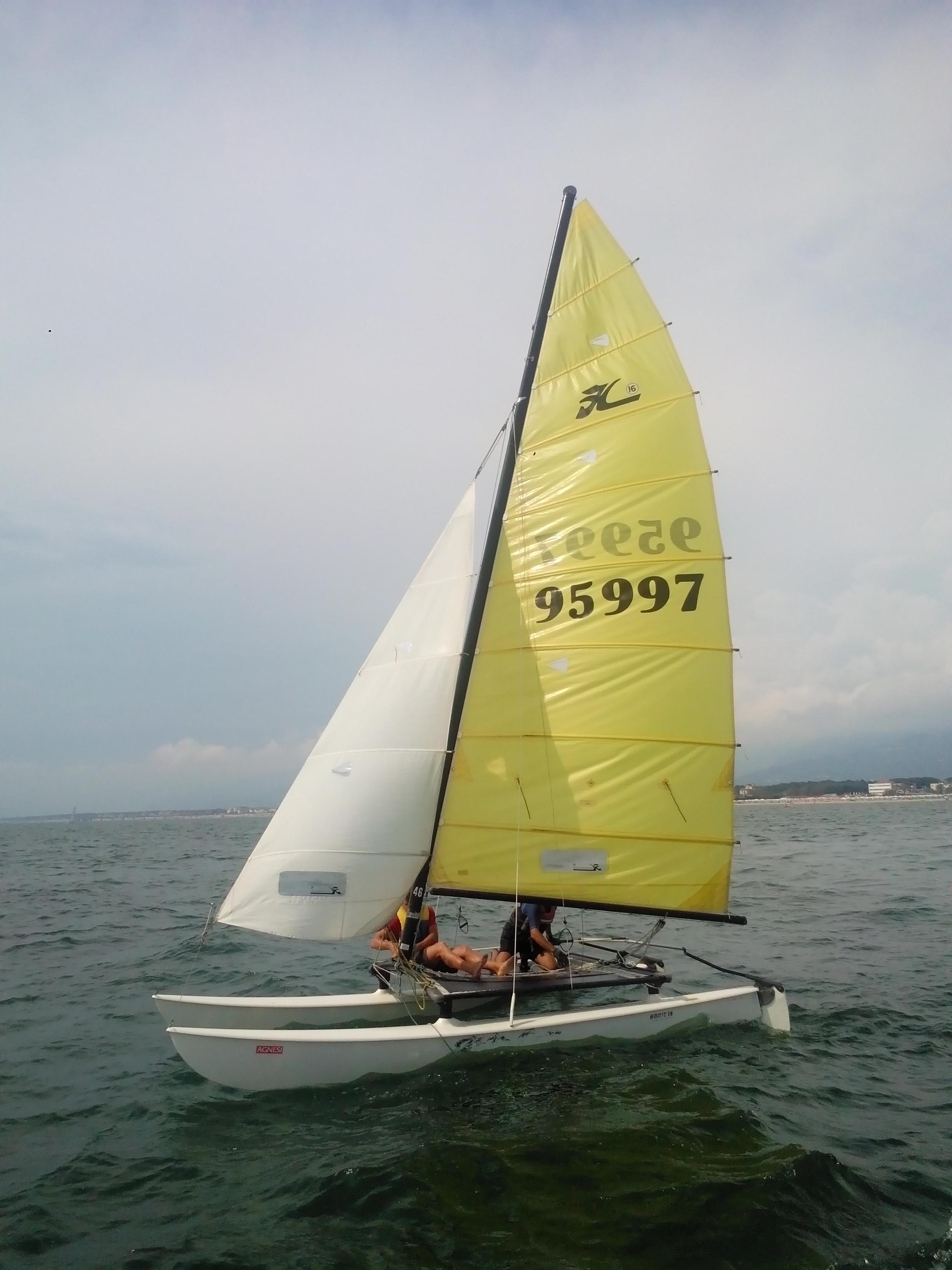 catamarano scuffia