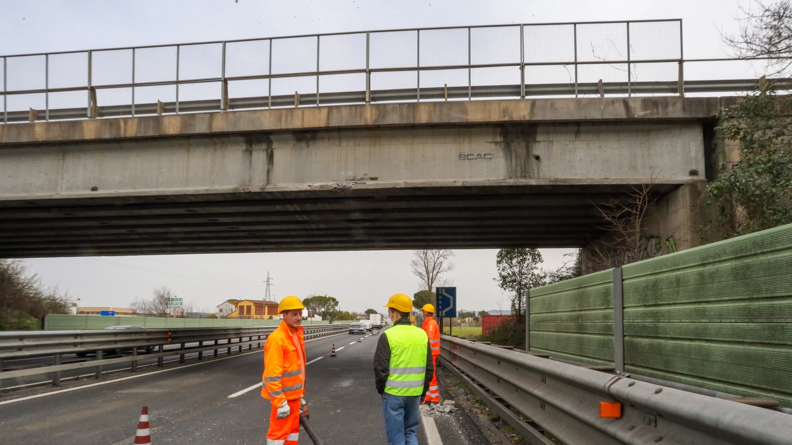 I sassi venivano lanciati dal cavalcavia sull'autostrada