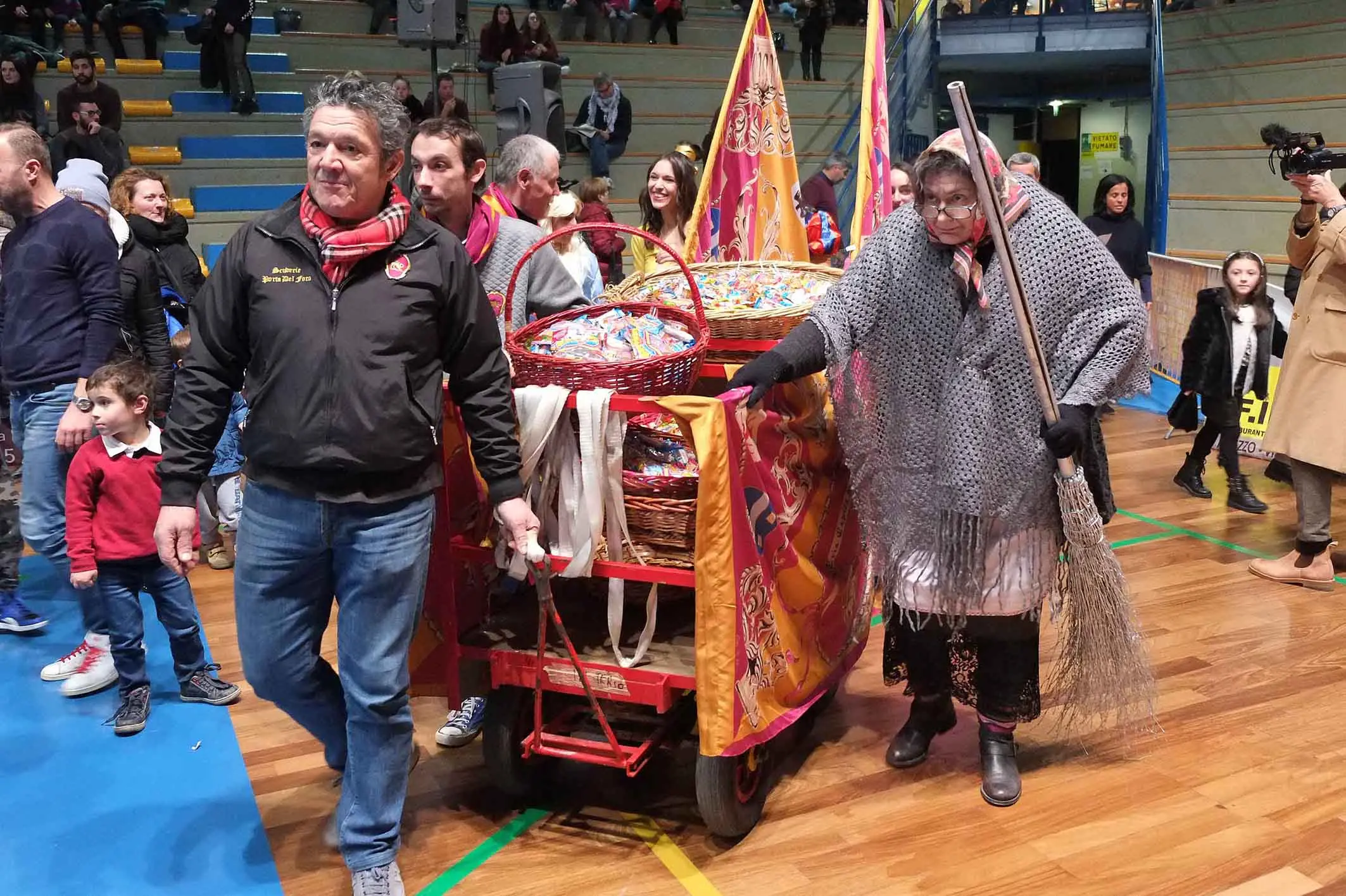 La Befana atterra al palasport: i "volteggi" in tutta la provincia