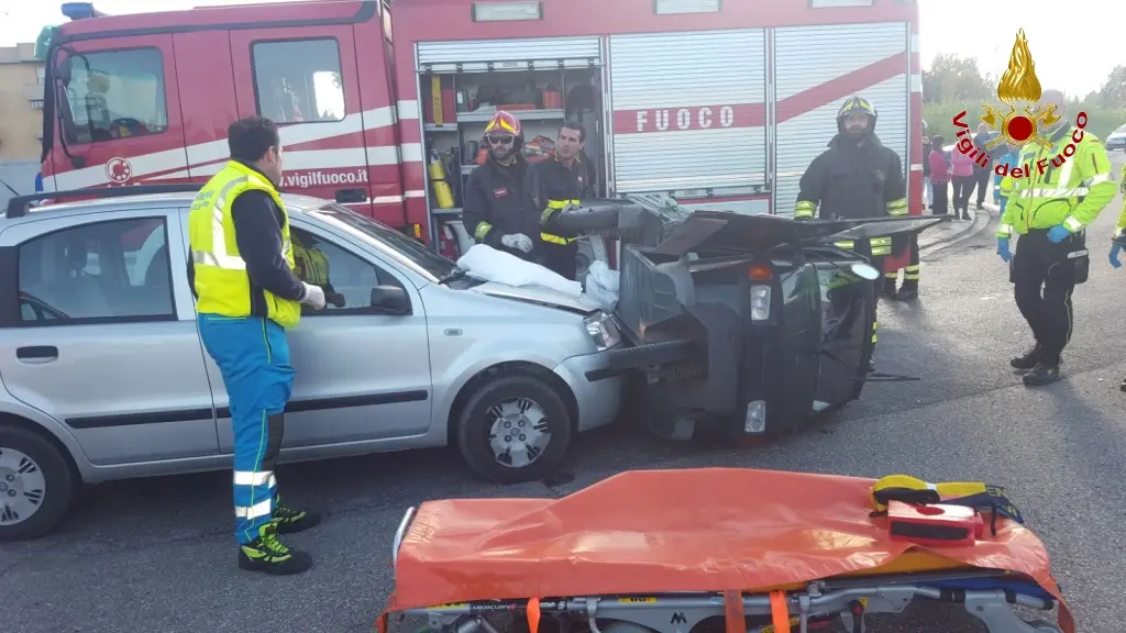 Incidente, resta incastrato nell'Ape Piaggio