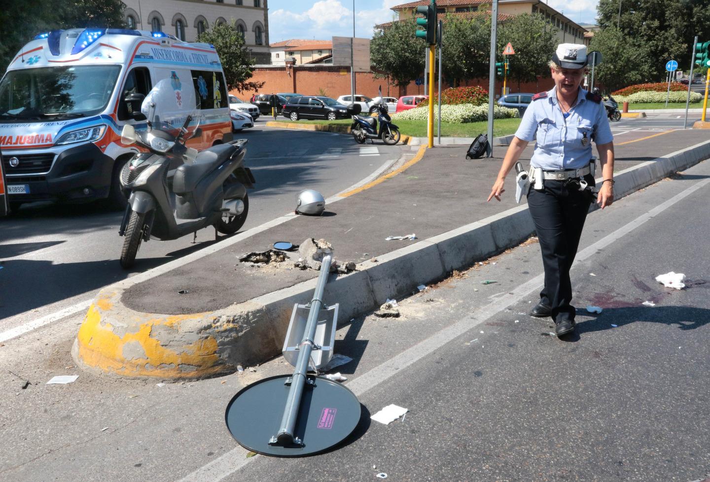 In Scooter Contro Un Palo Della Segnaletica, Grave 47enne