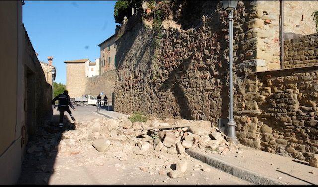 Crolla Un Pezzo Di Mura Paura A Monte San Savino