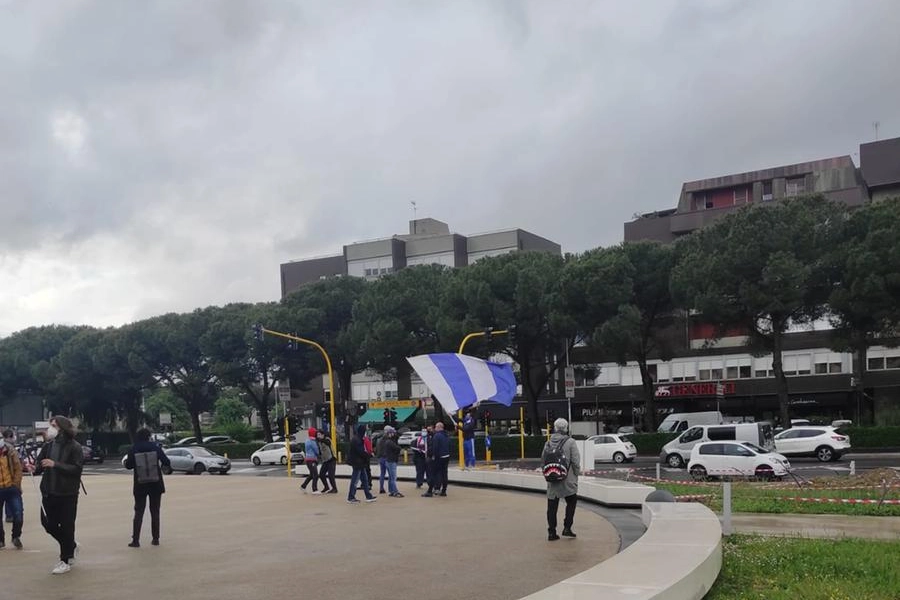 Tifosi fuori dal Pecci (foto di Federico Borgia)