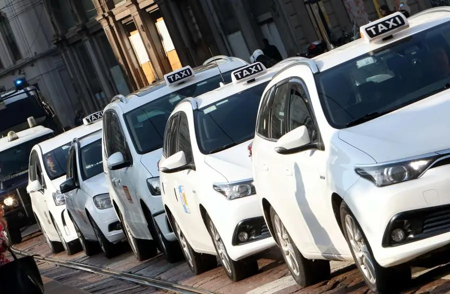 I tassisti incrociano le braccia: sciopero delle auto bianche anche oggi