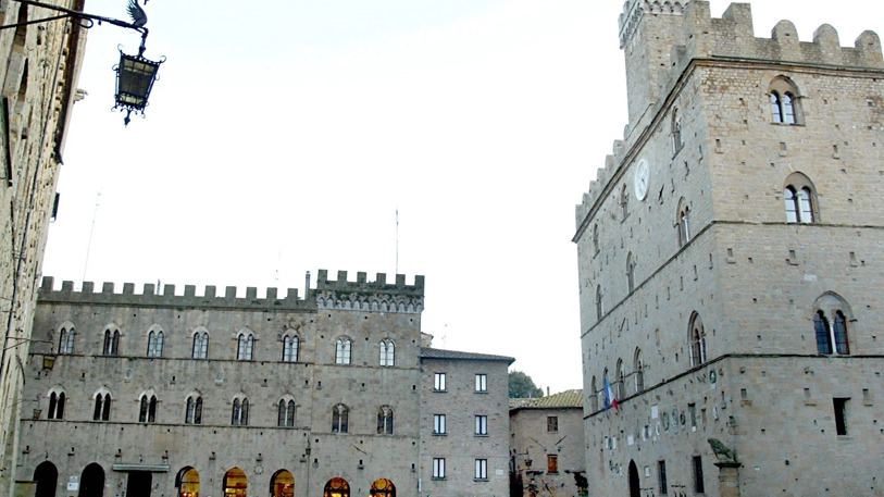 Vota in consiglio comunale mentre fa shopping a Siena, polemica a Volterra