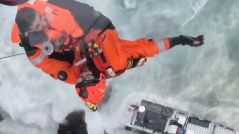 Salvato con l’elicottero. Yacht finisce sugli scogli a causa del forte vento