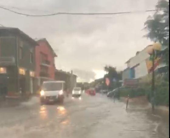 Bomba D’acqua A Cesa Strade Come Fiumi In Piena