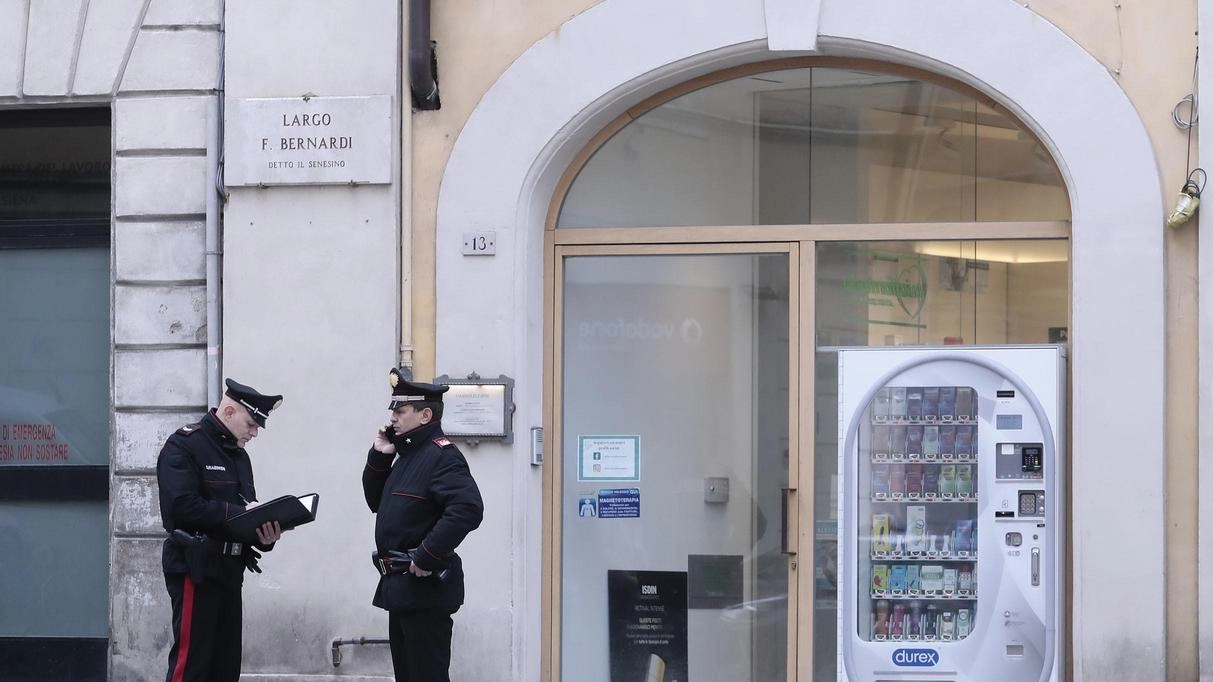 Rapina in farmacia. I carabinieri arrestano l’uomo con la siringa che colpì alla ’Fiore’
