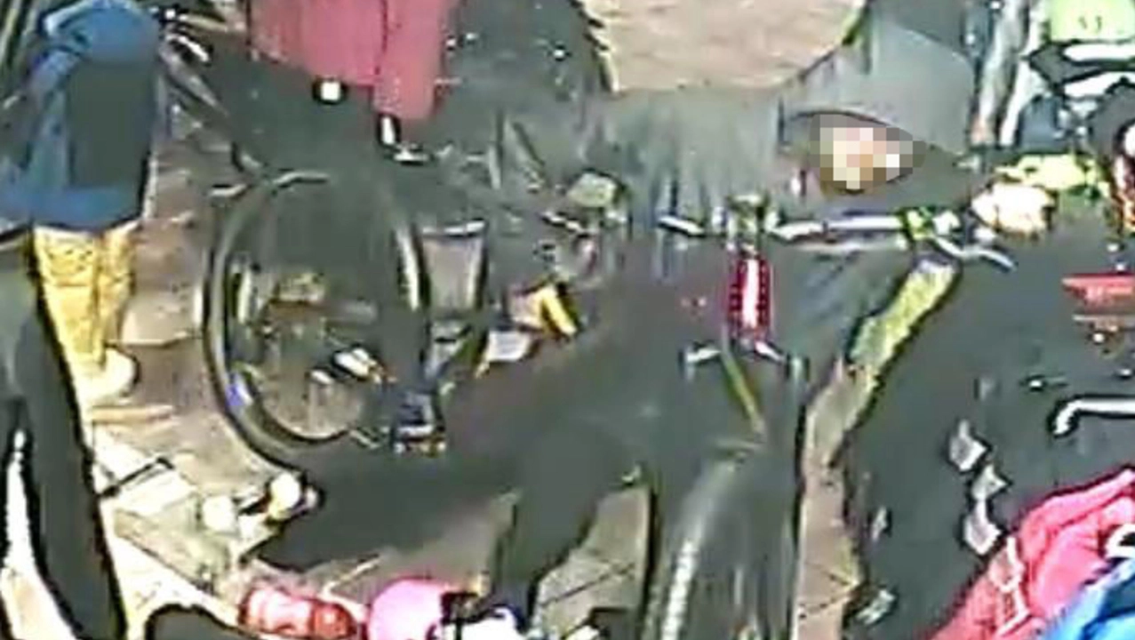 Frame del video che mostra il ladro da Coppini (fotoservizio Tempestini/Attalmi)