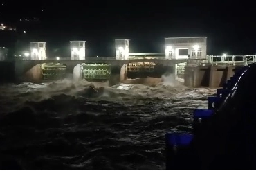 La diga del Serchio: il fiume è in piena