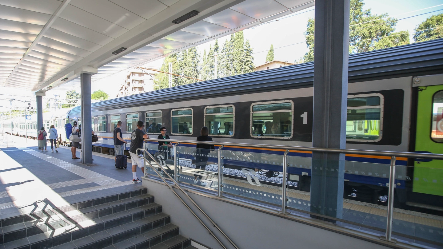 La stazione di Ponte San Giovanni e, sopra, il nuovo sistema di controllo