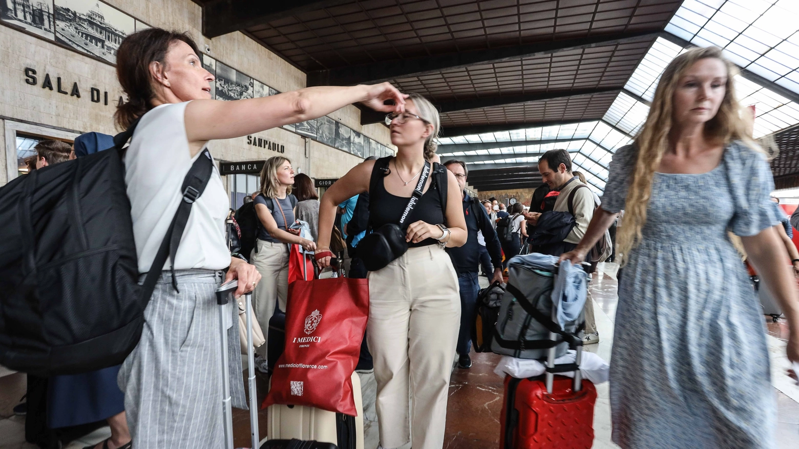 Passeggeri in stazione a Santa Maria Novella (New Press Photo)