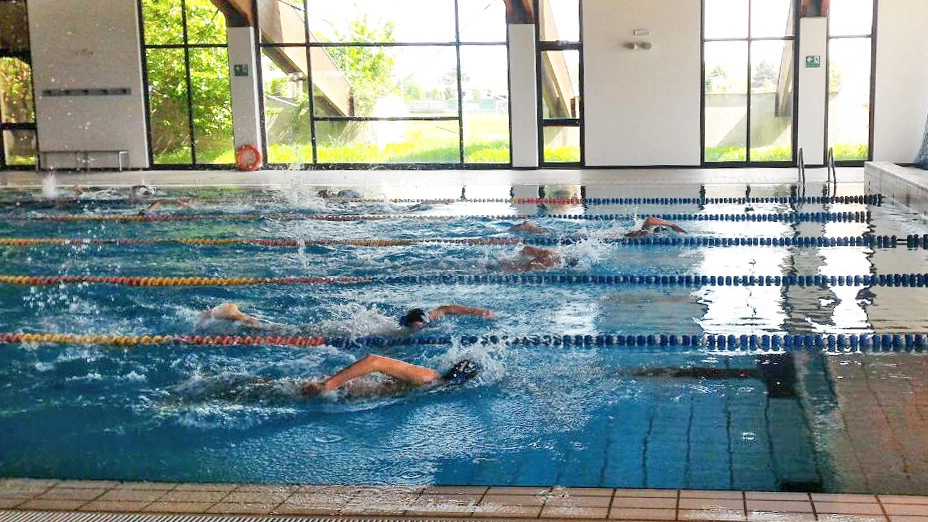 Un’assemblea infuocata. Scontro sul contenzioso per la piscina comunale