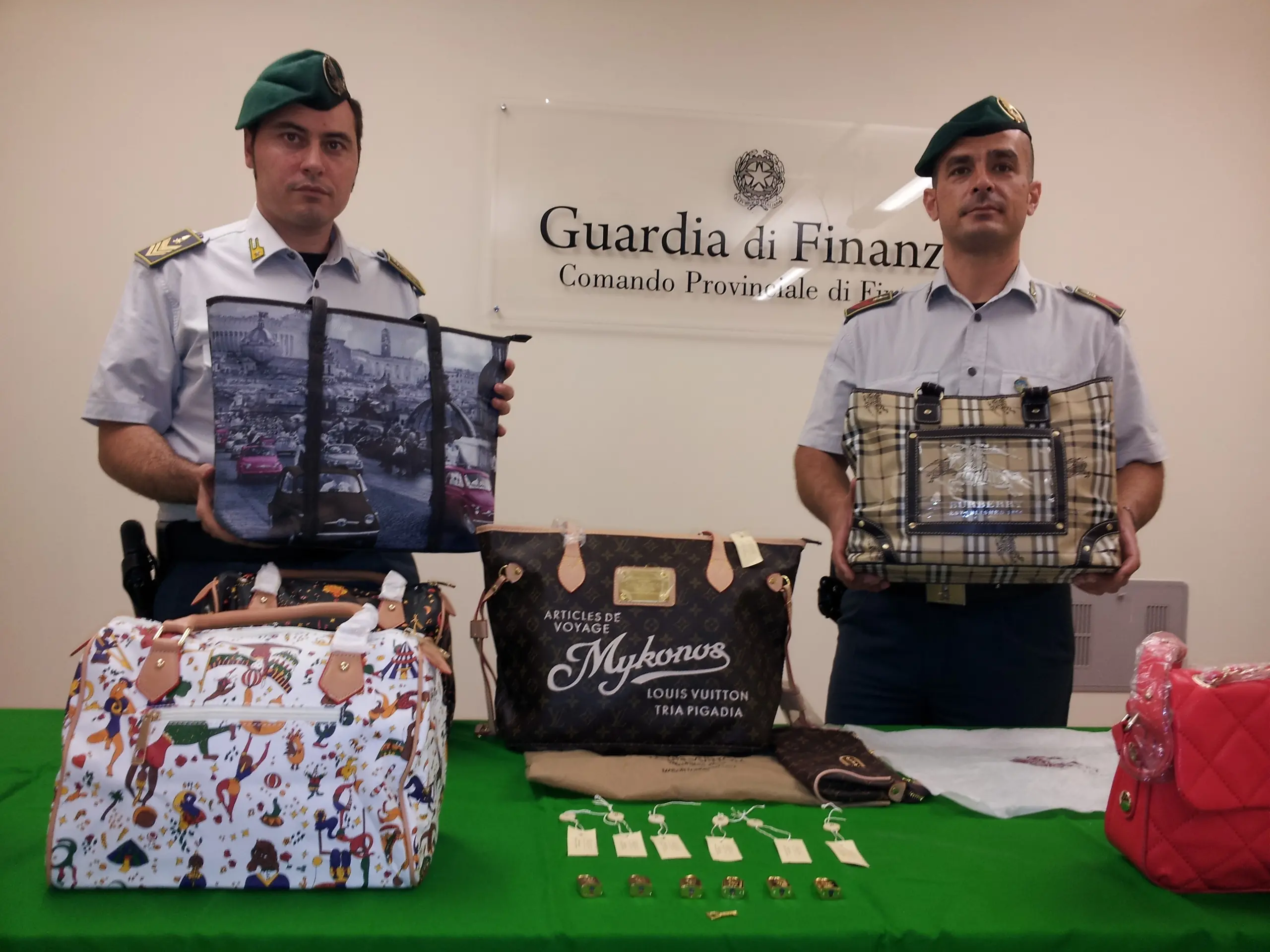 Riforniva ambulanti abusivi del centro con prodotti di moda falsi: denunciato