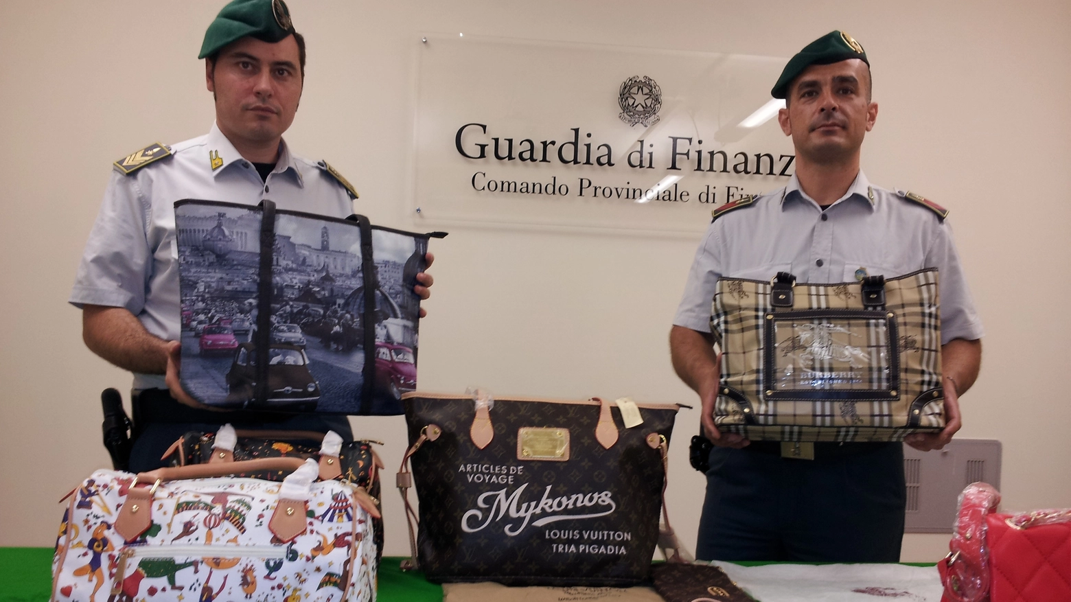 La guardia di finanza mostra la merce sequestrata