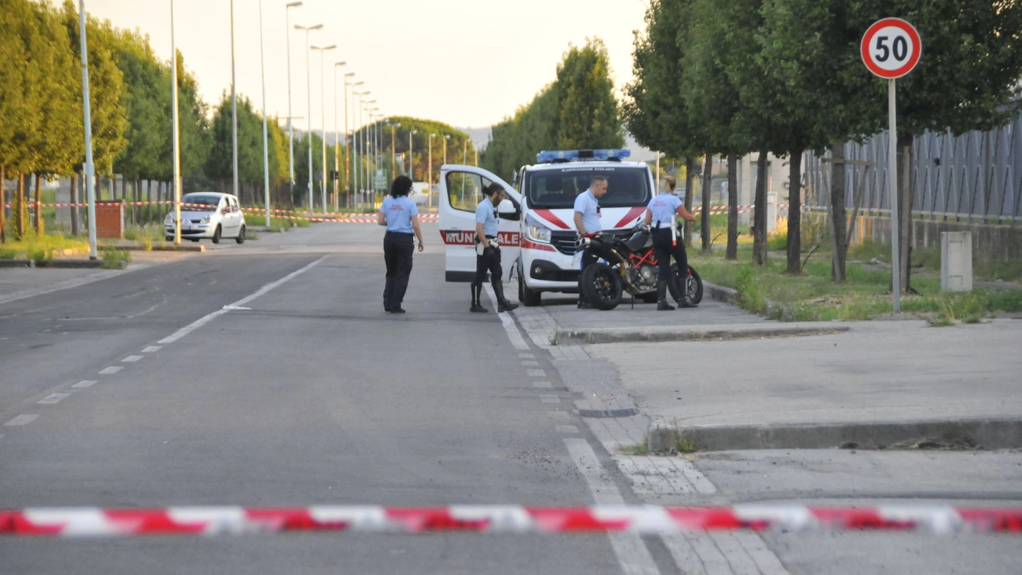 La zona della tragedia e i vigili urbani con la moto (Attalmi)