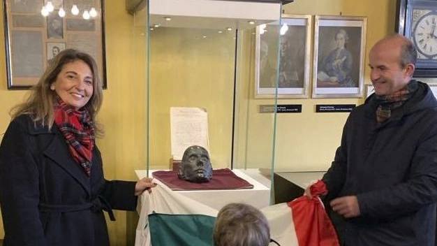Ilaria Del Bianco, presidente dei Lucchesi nel mondo, mentre “scopre“ la maschera