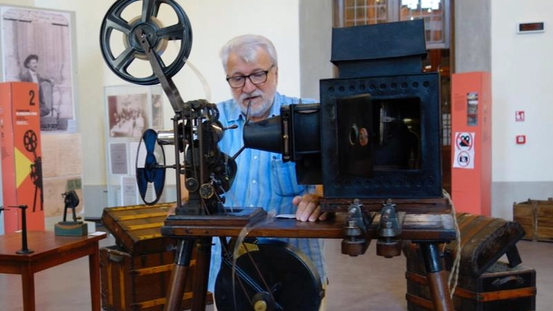 Fausto Casi con il proiettore di Bernasconi