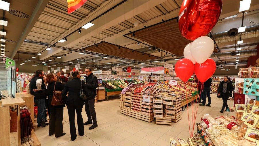 L'interno del nuovo supermercato (Gasperini / Fotocronache Germogli)