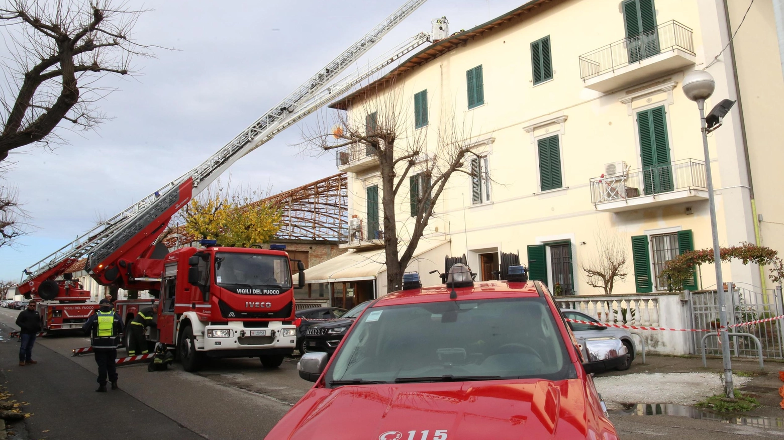 Crolla il tetto del palazzo. Evacuate 12 persone