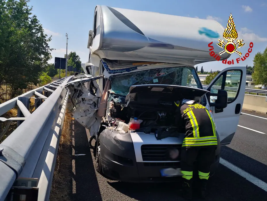 Elicottero del 118 atterra in autostrada per soccorrere donna ferita in un incidente