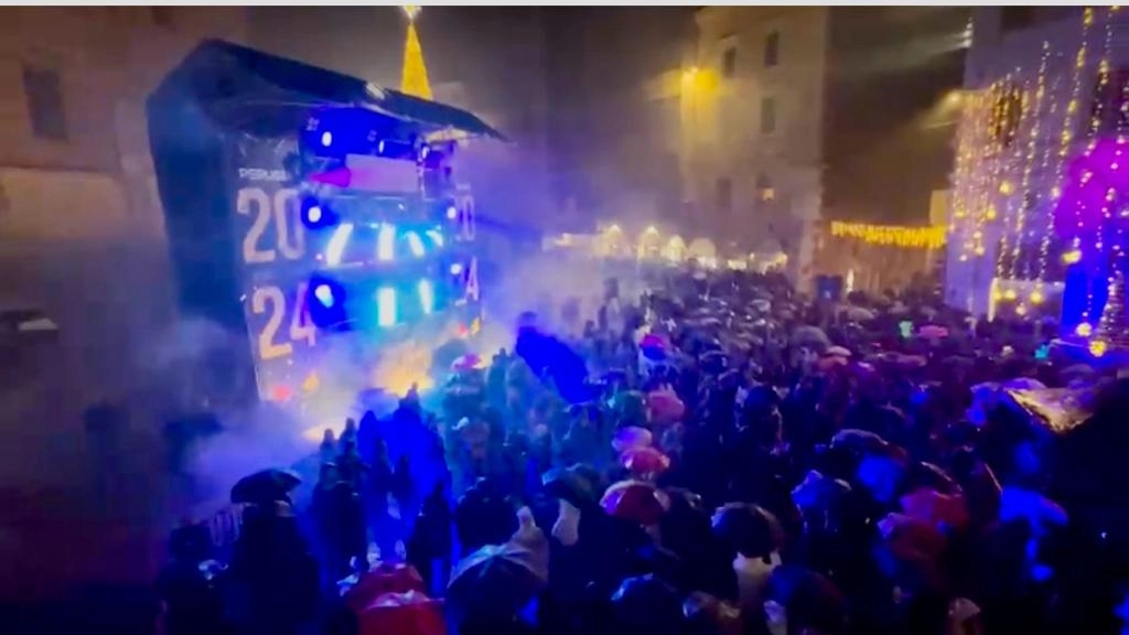 Capodanno, Perugia fa festa in piazza sotto la pioggia