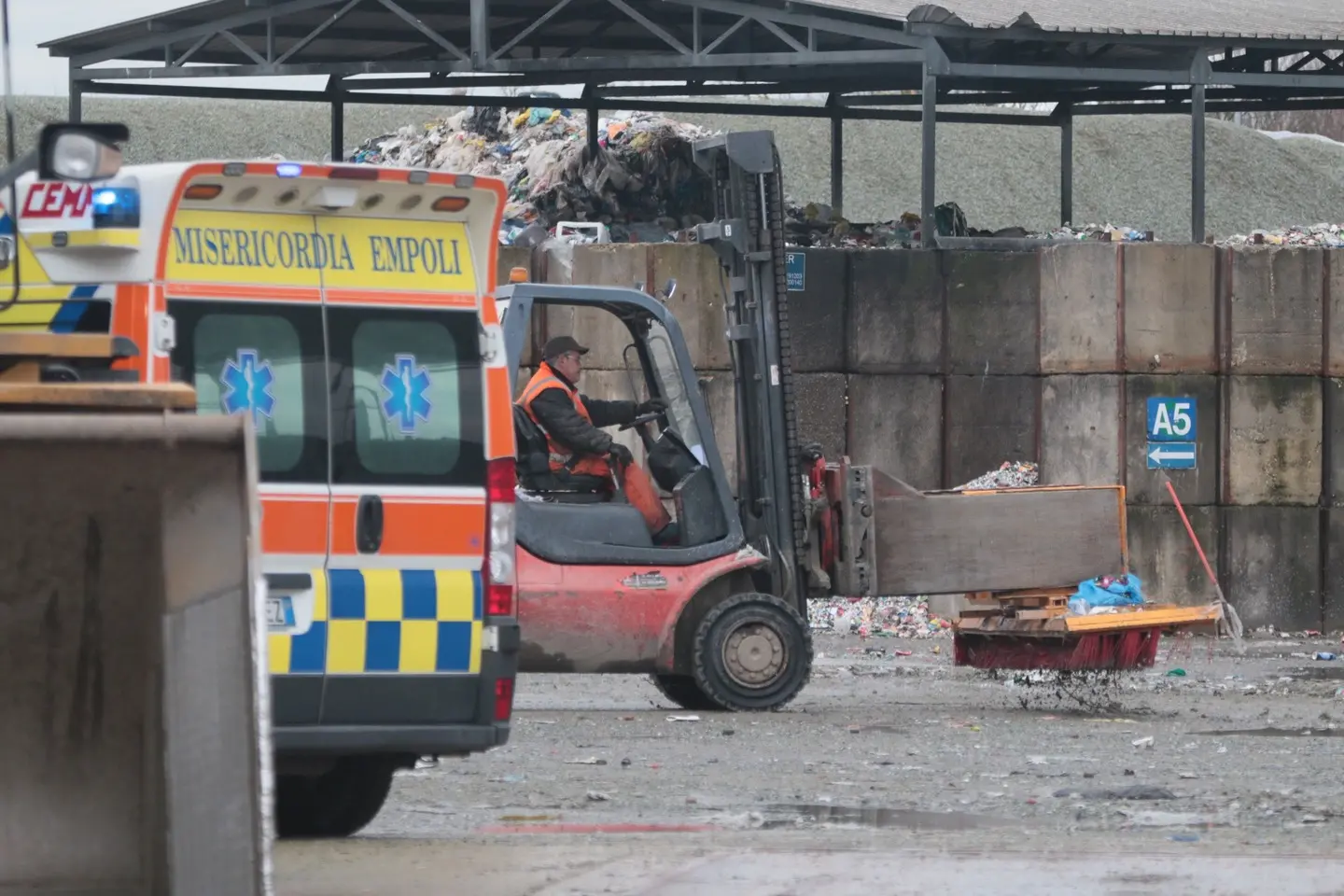 Incidente Sul Lavoro, Rimane Con Un Braccio Incastrato Nel Macchinario ...