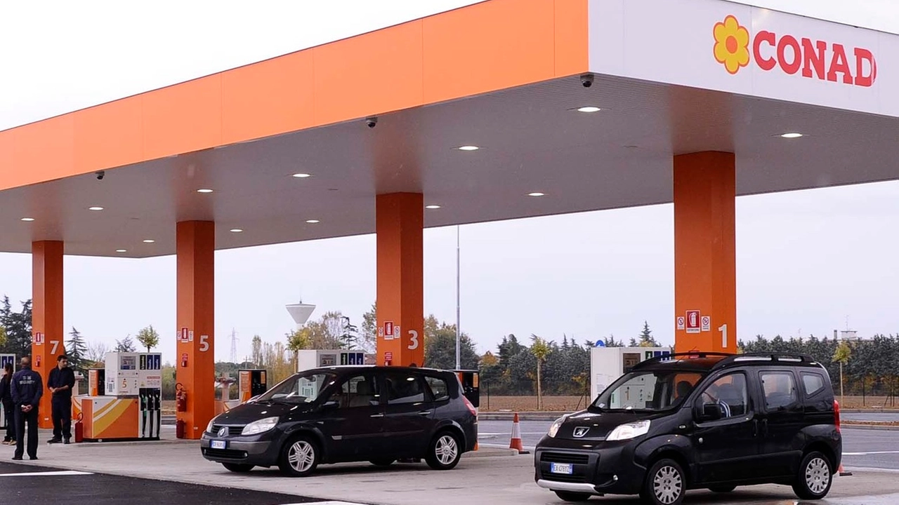 Un distributore di benzina a marchio Conad