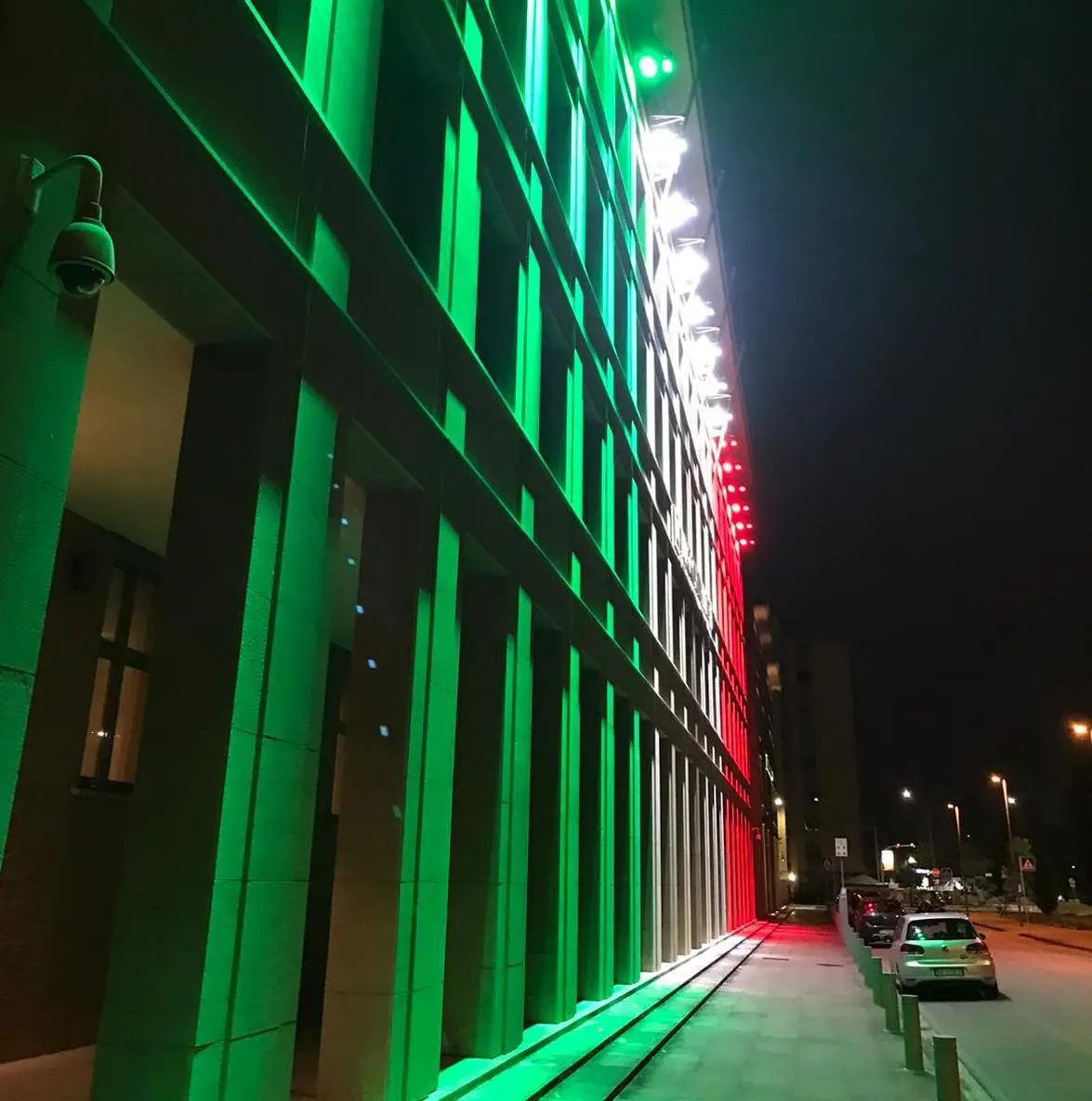 Luci tricolori a Novoli sul palazzo sede di Intesa San Paolo