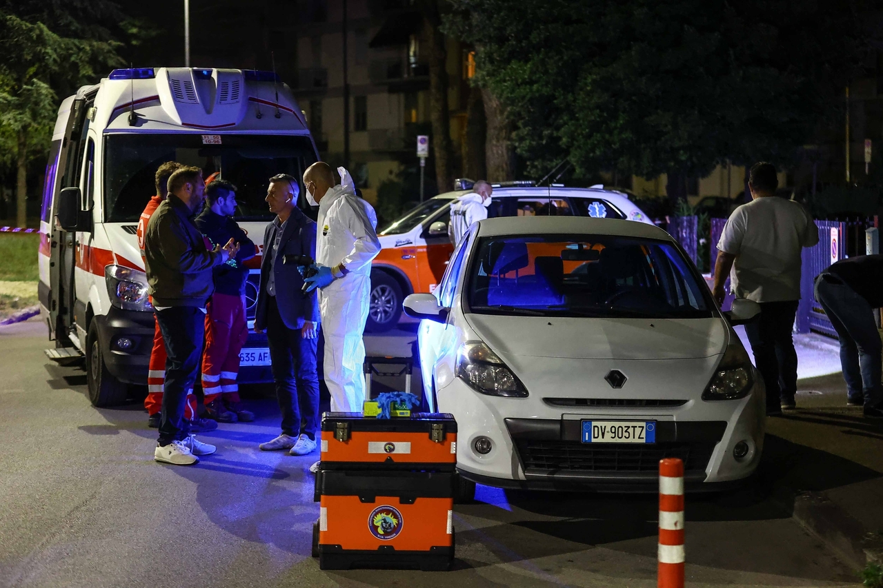 I rilievi dei carabinieri sul luogo dell'omicidio (Gasperini / Fotocronache Germogli)