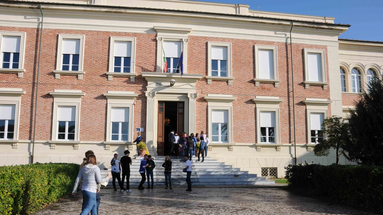 Anno scolastico a rischio per l'alberghiero di Massa: non ci sono soldi per il convitto