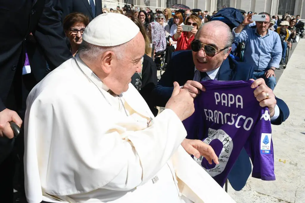 Commisso träffade påven Franciskus och gav honom en Fiorentina-tröja