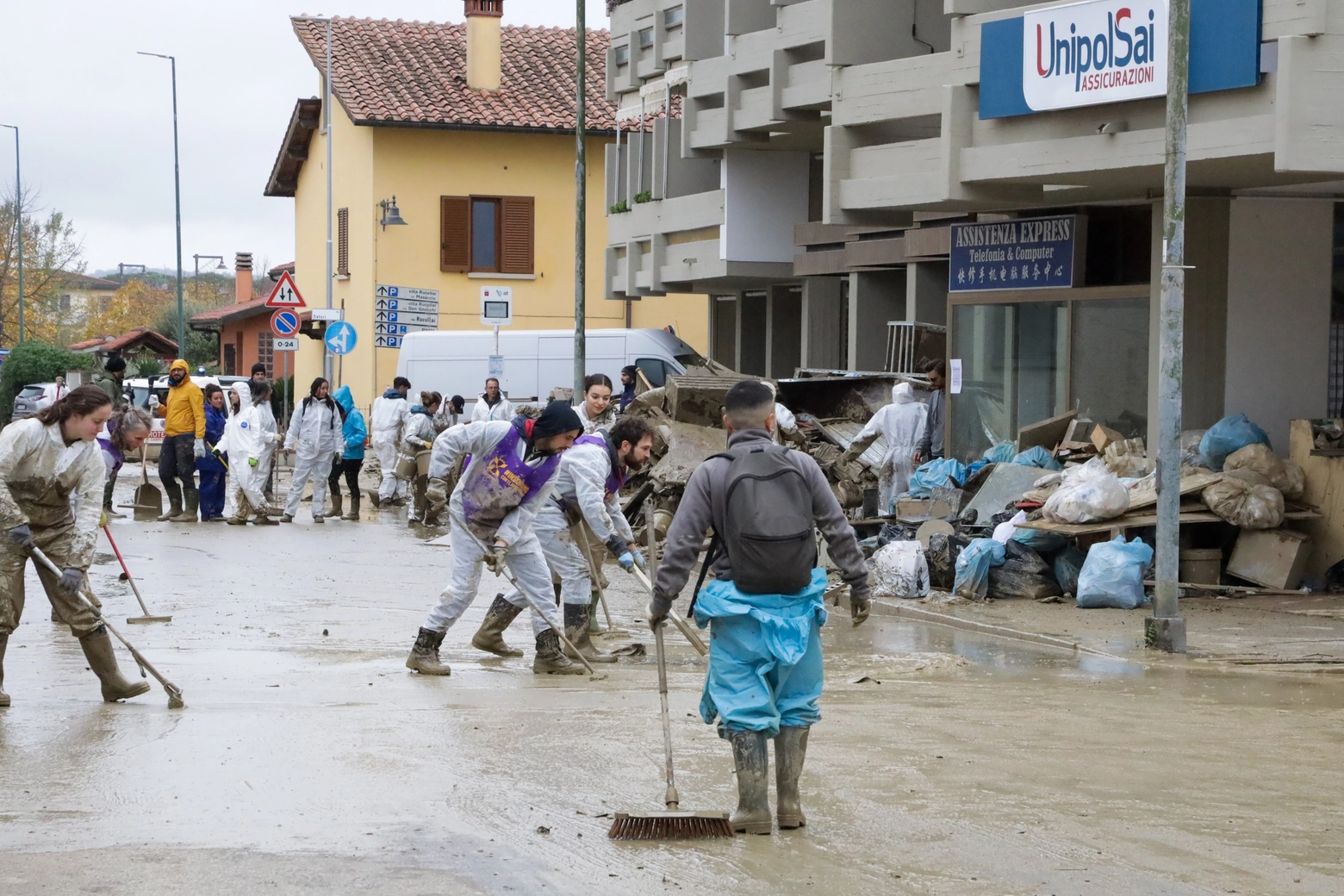 Campi Bisenzio, cittadini spalano il fango dopo l'alluvione