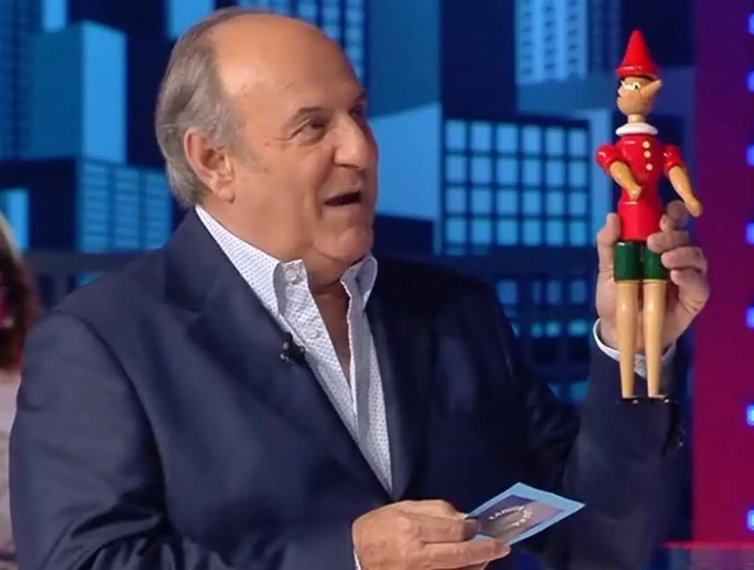 Giulia e il Pinocchio donato in tv, Gerry Scotti le fa una promessa: " Lo terrò con me in camerino"