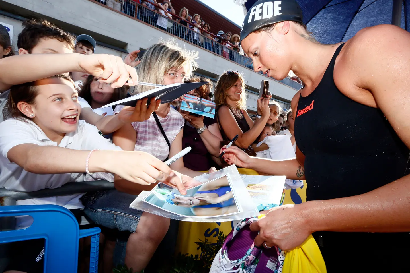 Autografi e selfie, tutti pazzi per Federica Pellegrini, la 'Divina' / FOTO / VIDEO