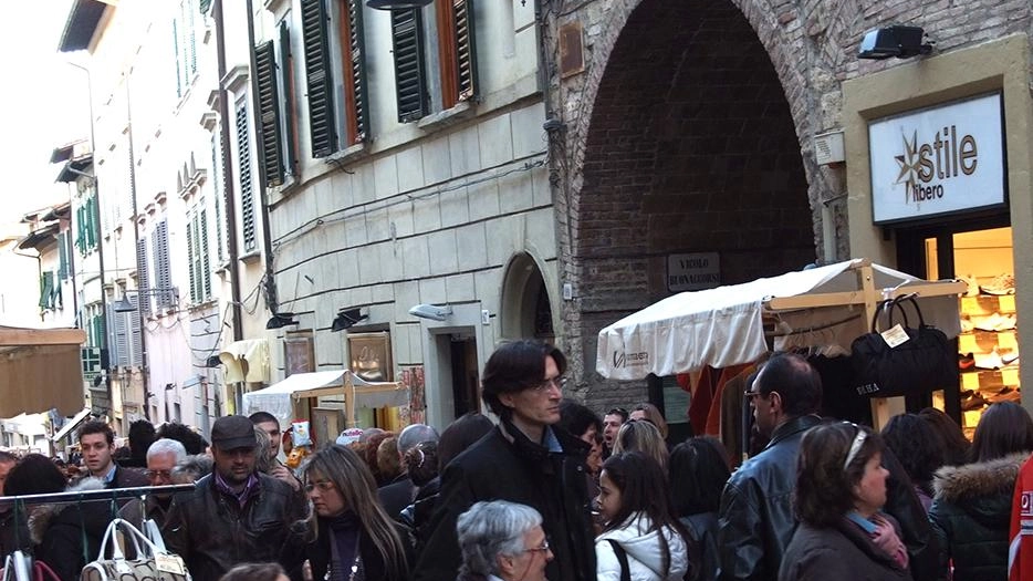 Torna ’Sbaraccando’. Super sconti nel week-end. Mercatino con 30 negozi